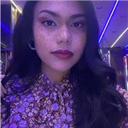 Chica adolescente que ofrece sus conocimientos de Inglés